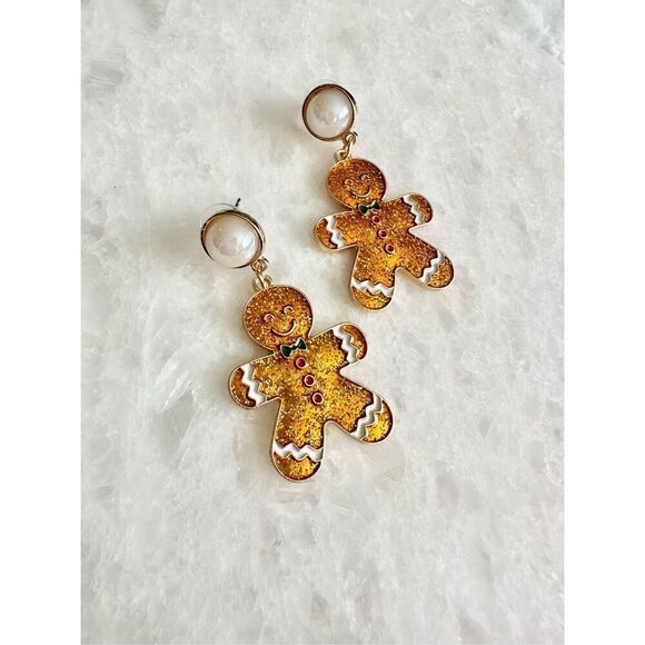 Gingerbread man Christmas dangle earrings with pearl accent  - Picture 3 of 3